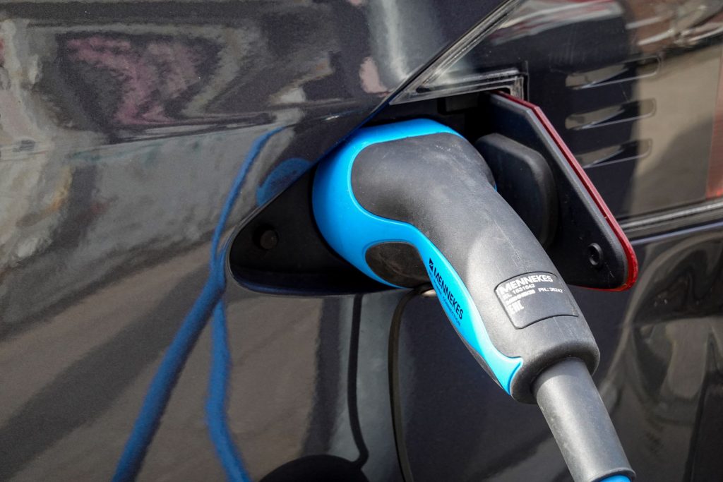 Elektroauto wird mit Typ-2-Stecker geladen