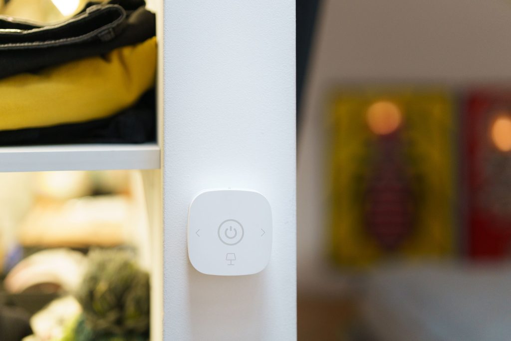Smarter Lichtschalter in einem modernen Wohnraum