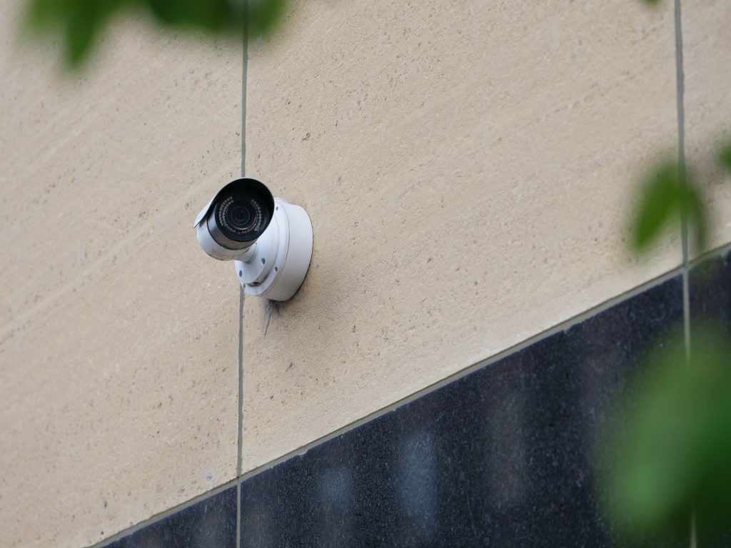 Überwachungskamera an einer Hauswand
